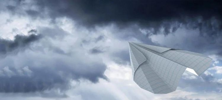 飞纸飞机的时候为什么要哈气