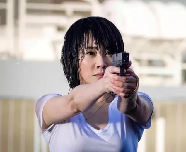 邪不压正剧情深度解析,电影《邪不压正》中,许晴饰演的唐凤仪选择跳城楼自杀,你觉得这样的剧情安排合理吗?图3