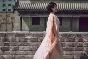 邪不压正剧情深度解析,电影《邪不压正》中,许晴饰演的唐凤仪选择跳城楼自杀,你觉得这样的剧情安排合理吗?图1