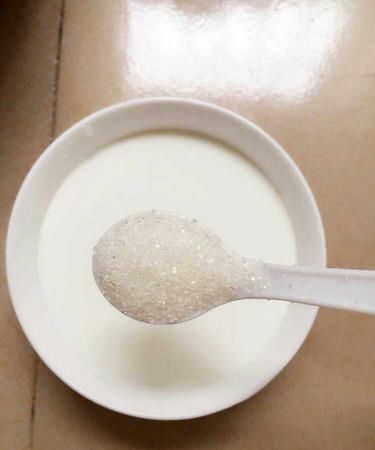 牛奶中加入糖对营养有影响吗