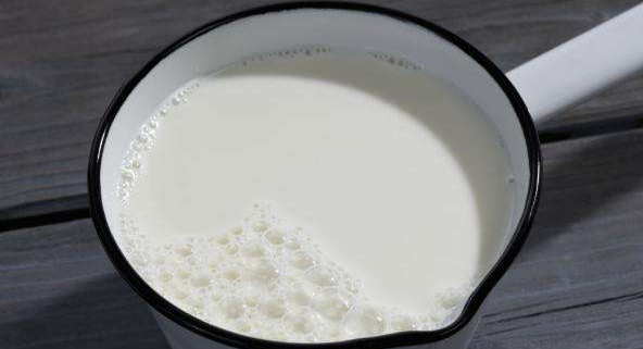 煮牛奶时加糖对营养成分有影响,煮牛奶时加糖对它的营养成分有影响吗图1