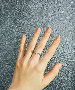 ​戒指戴中指，带戒指戴中指还是食指？