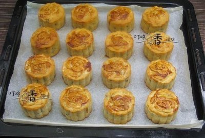 ​烤月饼为什么会开裂,做豆沙月饼为什么会裂开和鼓腰