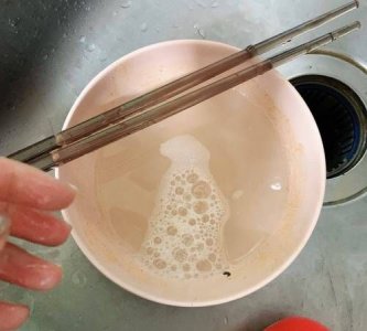 ​经火碱洗过的餐具对人有害吗,用过火碱的盆再用水冲洗之后还能使用
