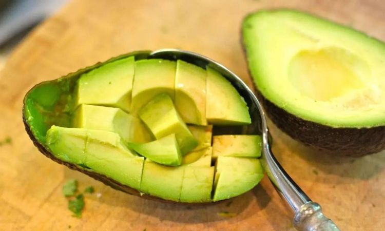 牛油果放冰箱后怎么补救,牛油果开了怎么保鲜 打开的牛油果储存方法