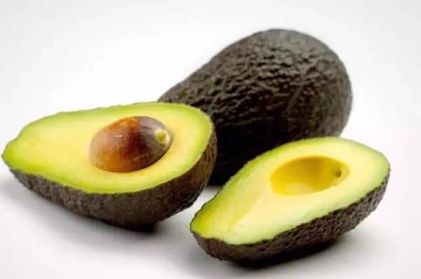 牛油果放冰箱后怎么补救,牛油果开了怎么保鲜 打开的牛油果储存方法