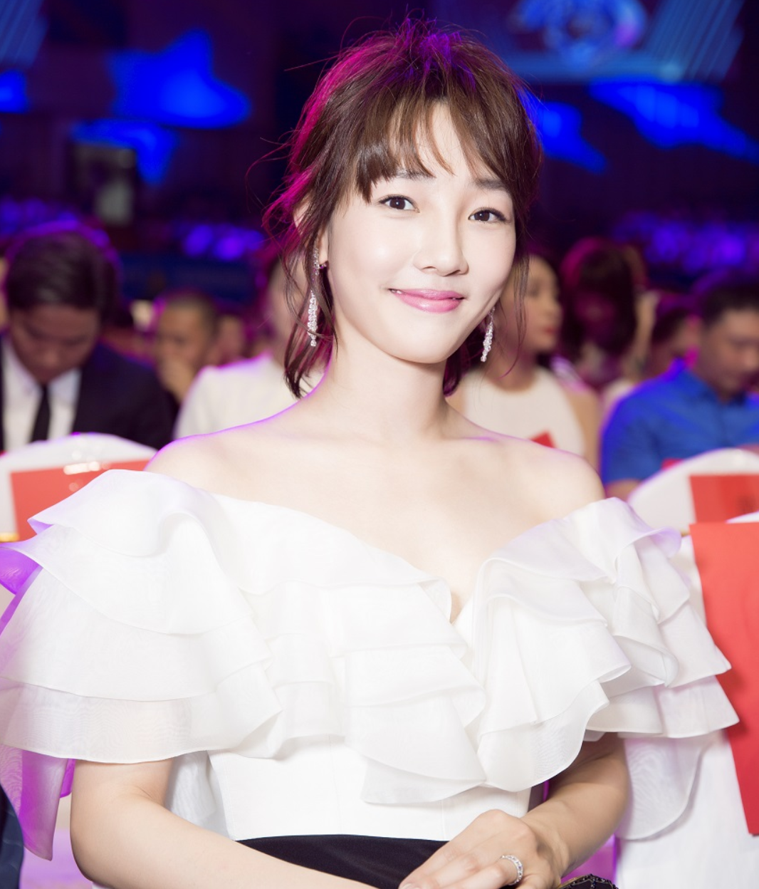 白百何个人资料及简介(白百何:与陈羽凡因戏结缘,在丈夫支持下走红,如今却风光不再)