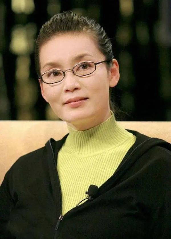 潘虹:离婚后又经历3段失败恋情,而今她的感悟让人心碎