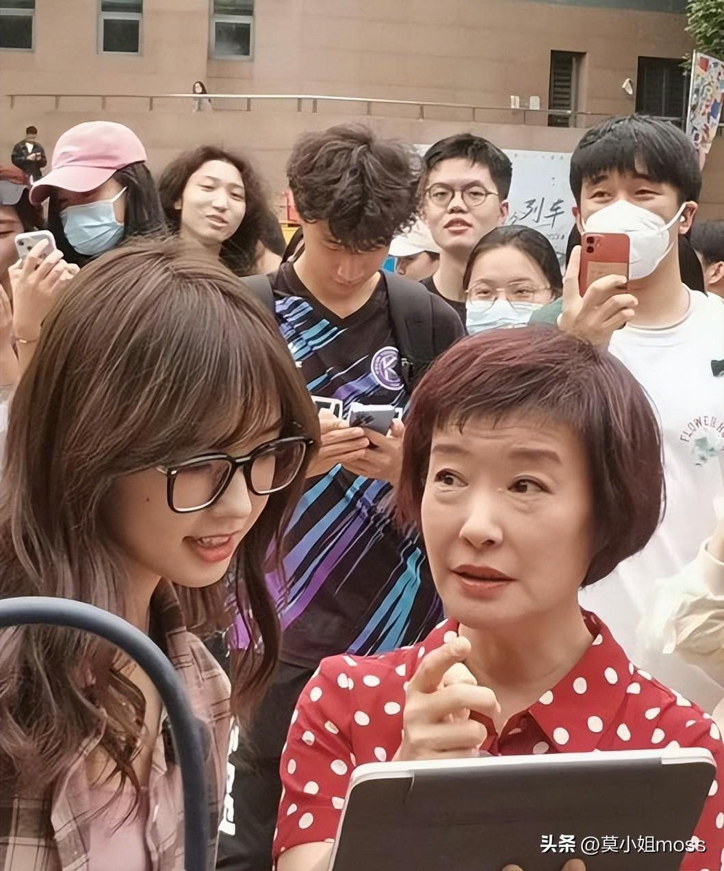 现身中传,甜美可人显校园女神范,穿278元衬衫引关注--王冰冰个人资料简介