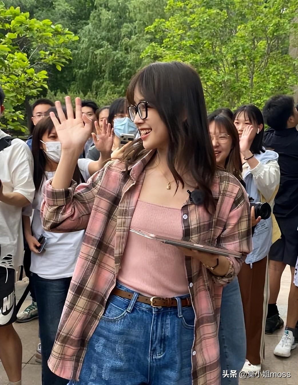 现身中传,甜美可人显校园女神范,穿278元衬衫引关注--王冰冰个人资料简介