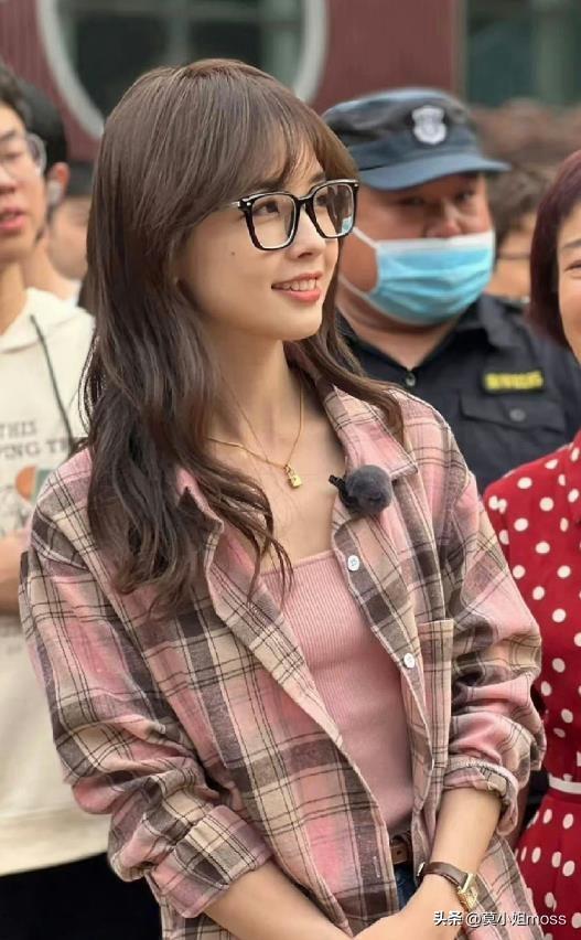 现身中传,甜美可人显校园女神范,穿278元衬衫引关注--王冰冰个人资料简介