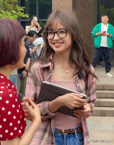 ​现身中传，甜美可人显校园女神范，穿278元衬衫引关注–王冰冰个人资料简介