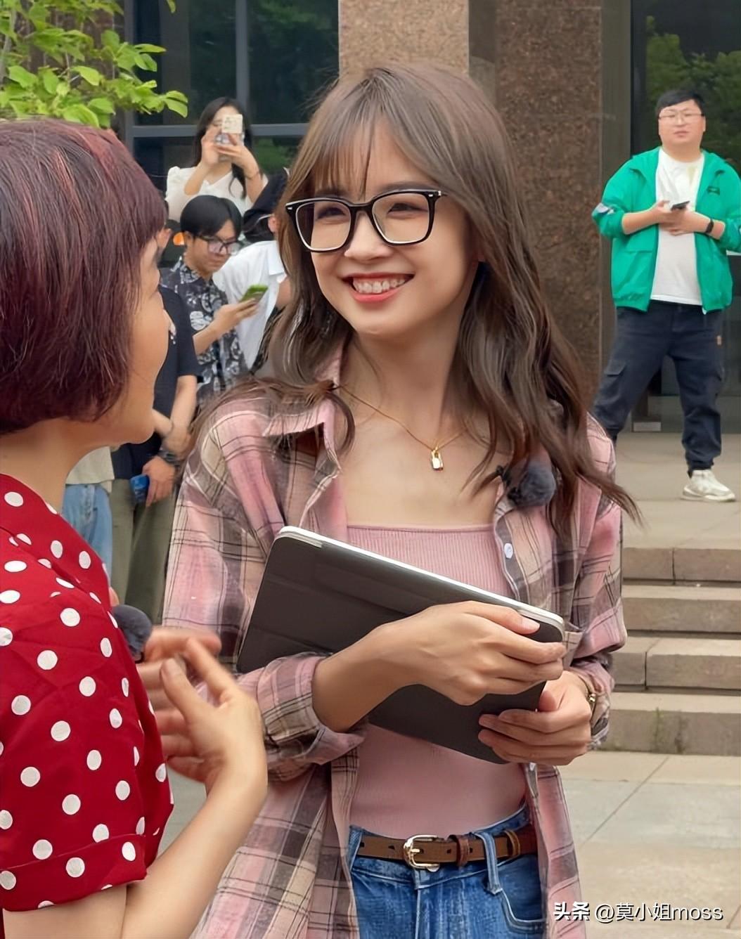 现身中传,甜美可人显校园女神范,穿278元衬衫引关注--王冰冰个人资料简介