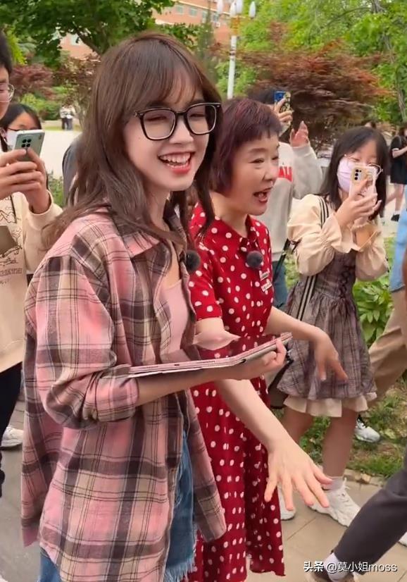 现身中传,甜美可人显校园女神范,穿278元衬衫引关注--王冰冰个人资料简介