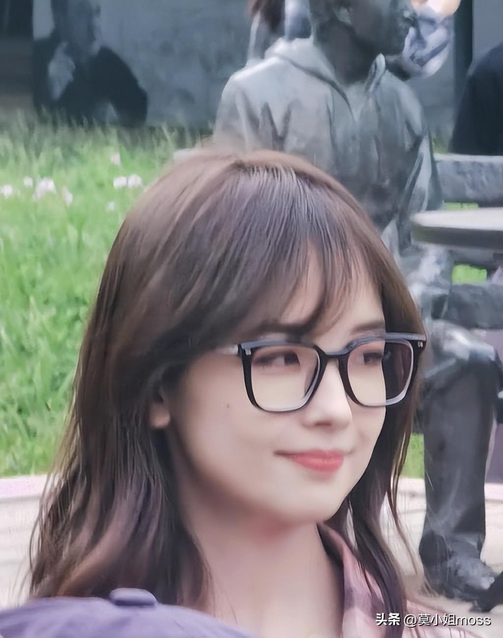 现身中传,甜美可人显校园女神范,穿278元衬衫引关注--王冰冰个人资料简介