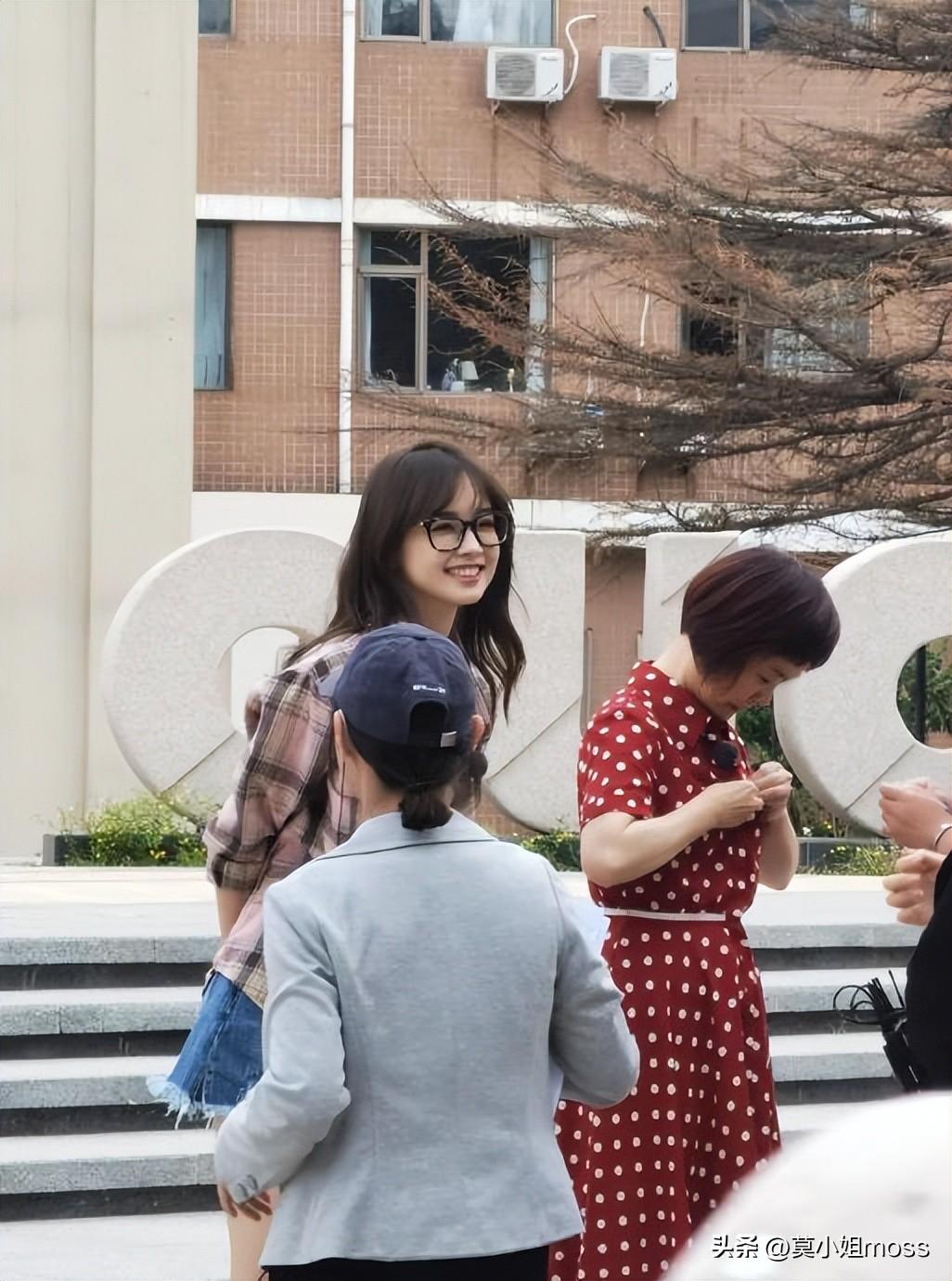 现身中传,甜美可人显校园女神范,穿278元衬衫引关注--王冰冰个人资料简介