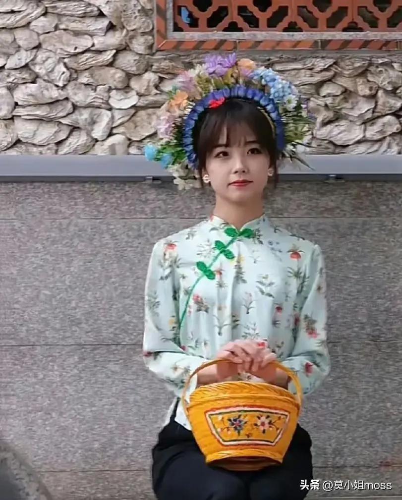 现身中传,甜美可人显校园女神范,穿278元衬衫引关注--王冰冰个人资料简介