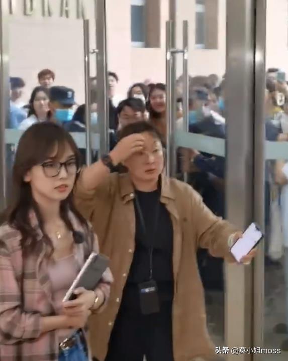 现身中传,甜美可人显校园女神范,穿278元衬衫引关注--王冰冰个人资料简介