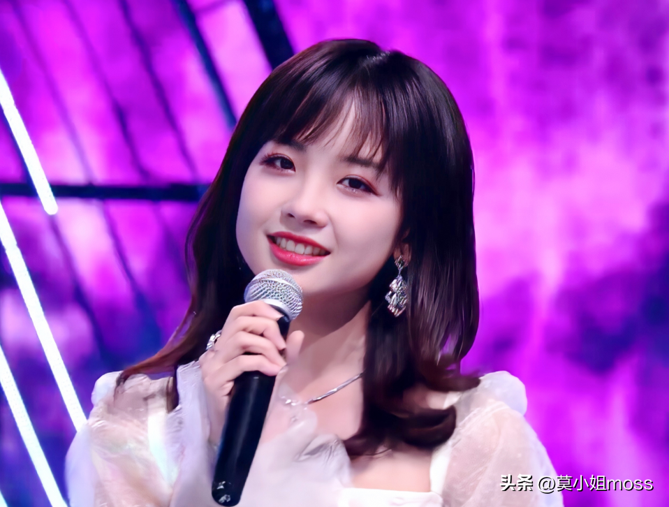 现身中传,甜美可人显校园女神范,穿278元衬衫引关注--王冰冰个人资料简介