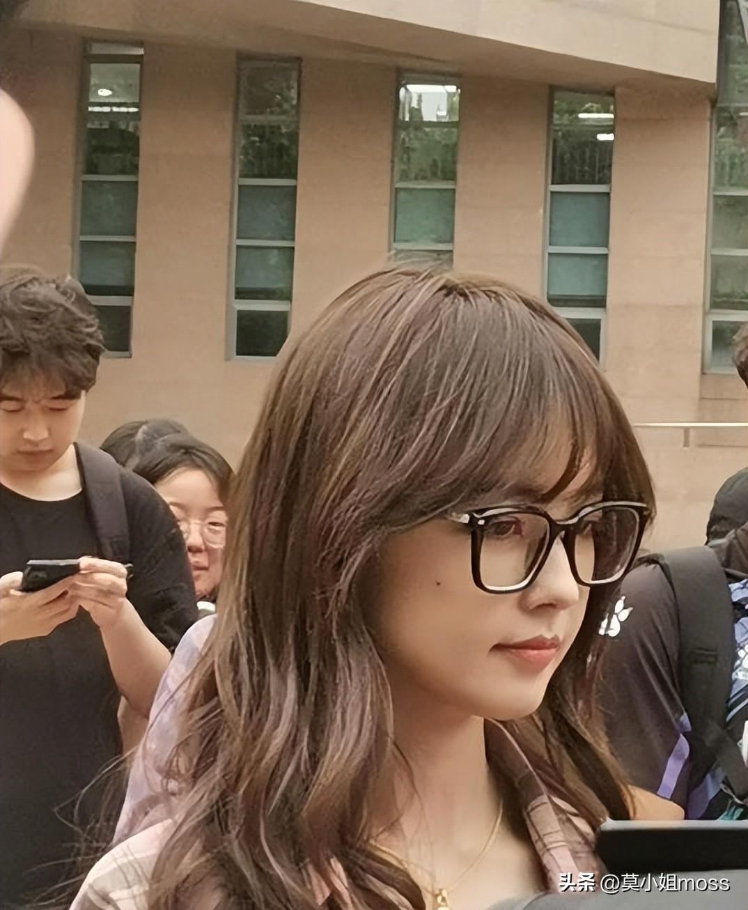 现身中传,甜美可人显校园女神范,穿278元衬衫引关注--王冰冰个人资料简介