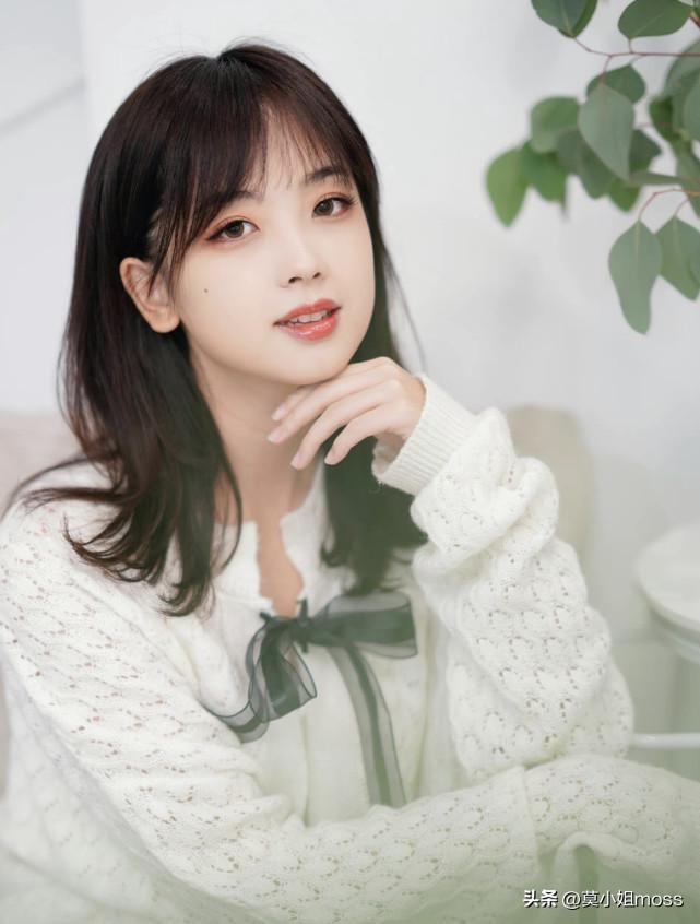 现身中传,甜美可人显校园女神范,穿278元衬衫引关注--王冰冰个人资料简介