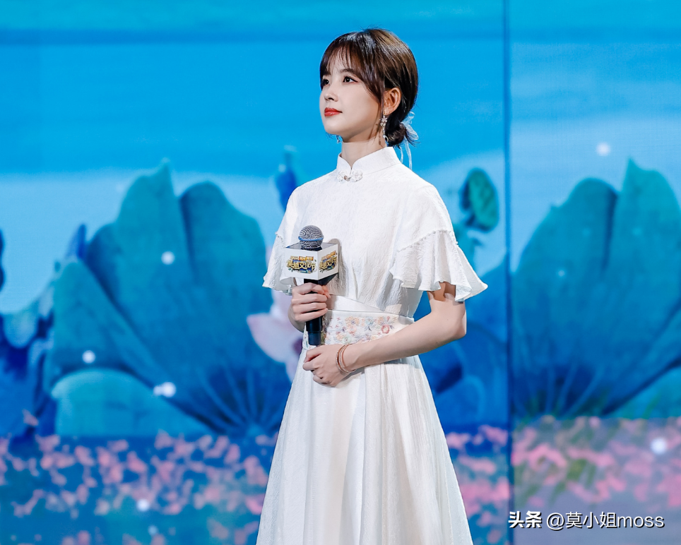 现身中传,甜美可人显校园女神范,穿278元衬衫引关注--王冰冰个人资料简介