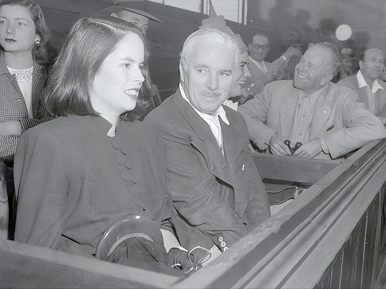 喜剧大师卓别林：出生贫困，演出片酬百万美元，4任妻子年轻漂亮