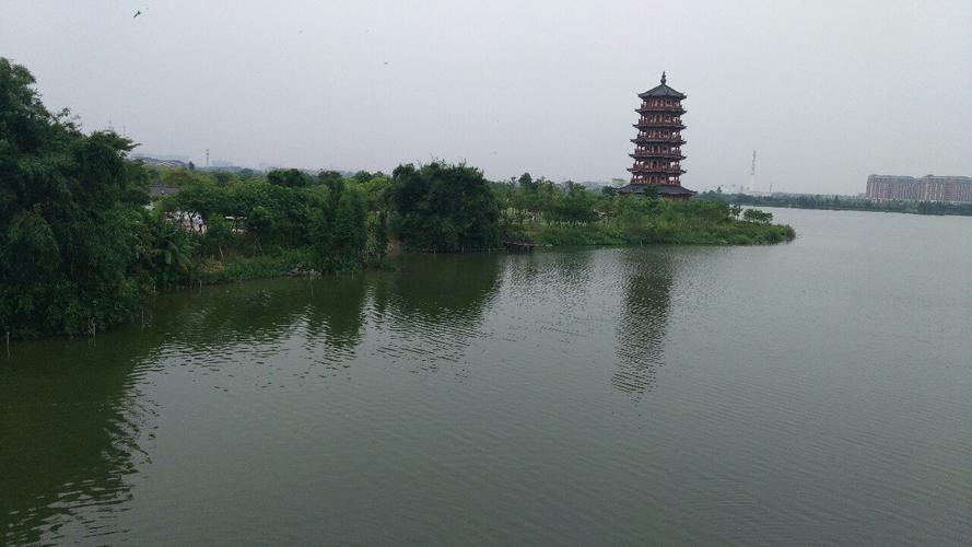 2、增城新塘镇有著名的增城沙滩,有一条宽阔平缓的海岸沙滩,沙滩长约150米多米,沙子洁白细腻。