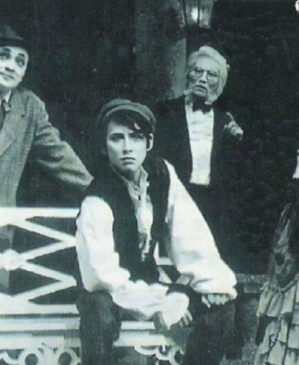 陈道明的个人资料年轻的照片（陈道明年轻时旧照曝光 五官立体混血感十足）