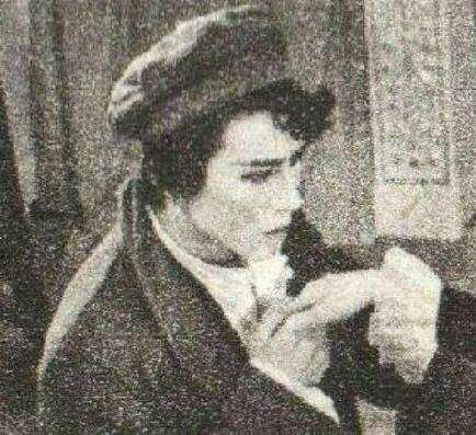 陈道明的个人资料年轻的照片（陈道明年轻时旧照曝光 五官立体混血感十足）