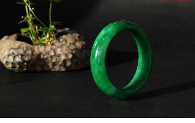 翡翠鉴别最常见的方法(翡翠常见的辨别方法)(1)