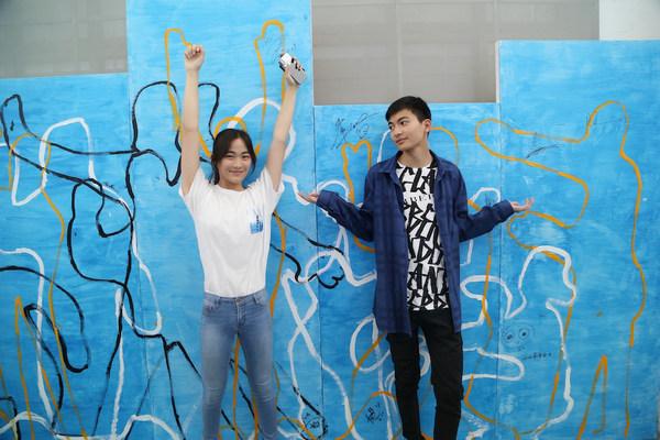 景岗山16岁女儿近照罕见曝光(景岗山一双儿女亮相活动)(2)