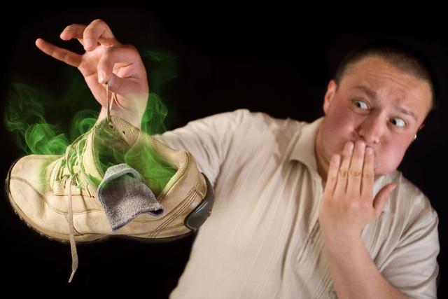 脚臭怎么办教你一招轻松消除(教你最简单根除脚臭的方法)