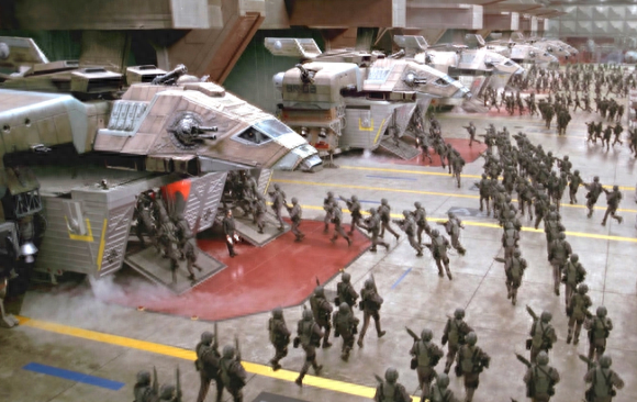 魔鬼身材的“邦德女郎”丹妮丝·理查兹，还曾大战过“虫族”