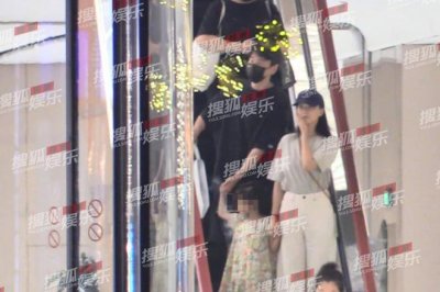 ​赵又廷夫妇带女儿逛街，4 岁 Rhea 牵爸妈的手荡秋千