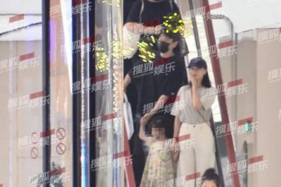​赵又廷高圆圆带女儿逛街，小孩牵爸妈的手荡秋千，身高瞩目
