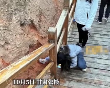 ​无语！游客被曝丹霞景区挖土带走，网友：回去能干啥？