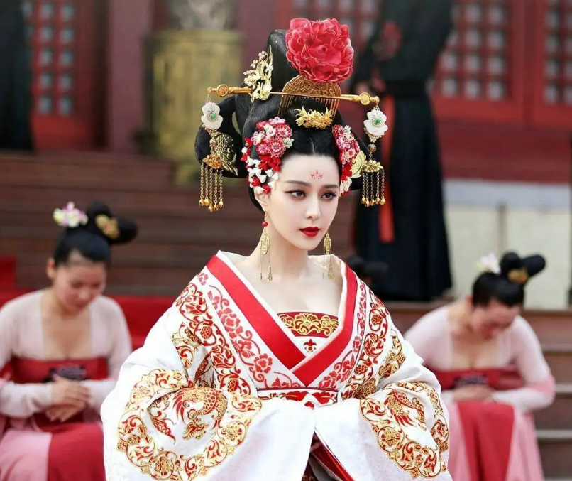 李隆基简介和历史事迹（李隆基：唐朝雄才大略的帝王，晚年却被儿子架空，还被儿媳折磨）