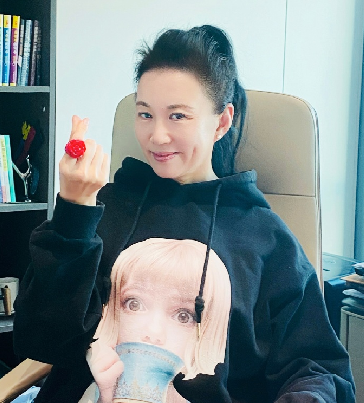 毕业就结婚的国家一级演员马丽，与丈夫恩爱30余年生子，幸福美满