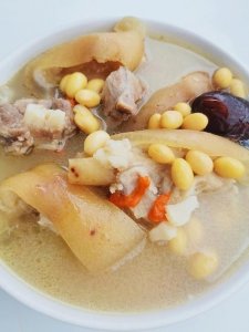​黄豆炖猪蹄汤（做猪蹄汤的方法）