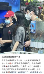 ​雷佳音和老婆罕见同框，2万套装穿出“睡衣风”，女儿已经13岁