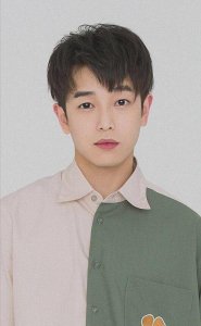 ​《向往》惹争议！彭昱畅摘椰子头上悬把刀，嘉宾大笑网友却后怕