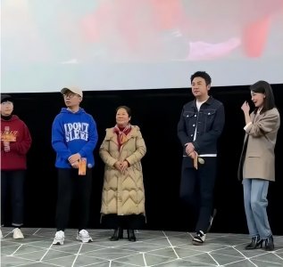 ​分手风波后杨迪带母亲出席活动遭群嘲，为何网友不肯放过他？