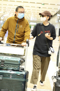 ​46岁梅婷与老公罕见合体，全程甜蜜挽手，曾剑抢着推行李太体贴