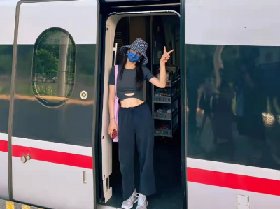 ​42岁殷桃坐高铁惹争议，站车门口摆拍自信秀腹肌，晃来晃去无人识