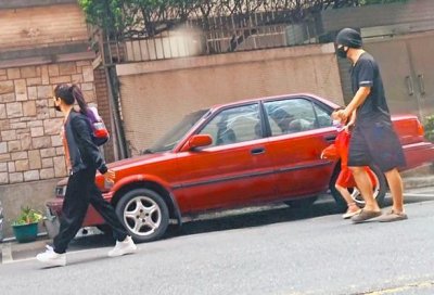 ​周渝民仔仔夫妇送4岁女儿上学，童年男神稍显发福，一家三口和乐融融