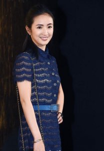 ​林依晨罕见穿蕾丝裙性感走秀，女神P图前后颜值差距好大