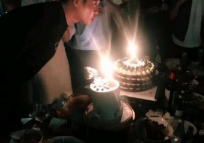 ​唐艺昕为张若昀庆生，身材纤细不似怀孕，两人共同拍手唱歌庆祝