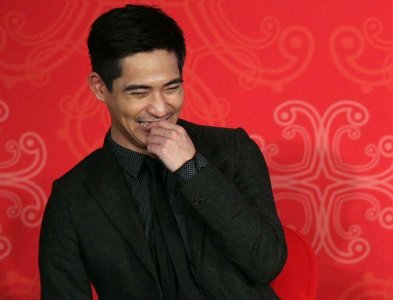 ​周渝民一家三口逛动物园 仔仔蓄起了胡子，露出大叔模样