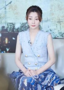 ​开300万宾利豪车，女明星殷桃的生活太幸福了